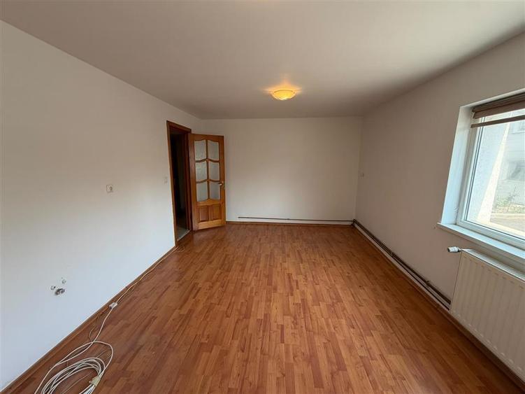 Apartament 3 camere, parter, zona Biserica Catolica