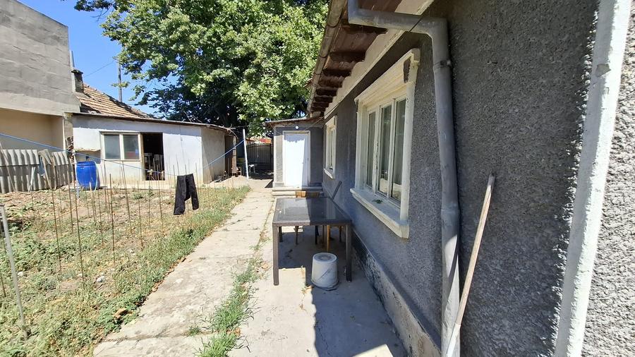 Piata Amzacea-Teren 375 mp (deschidere 14.86 ml ) + casa demolabila