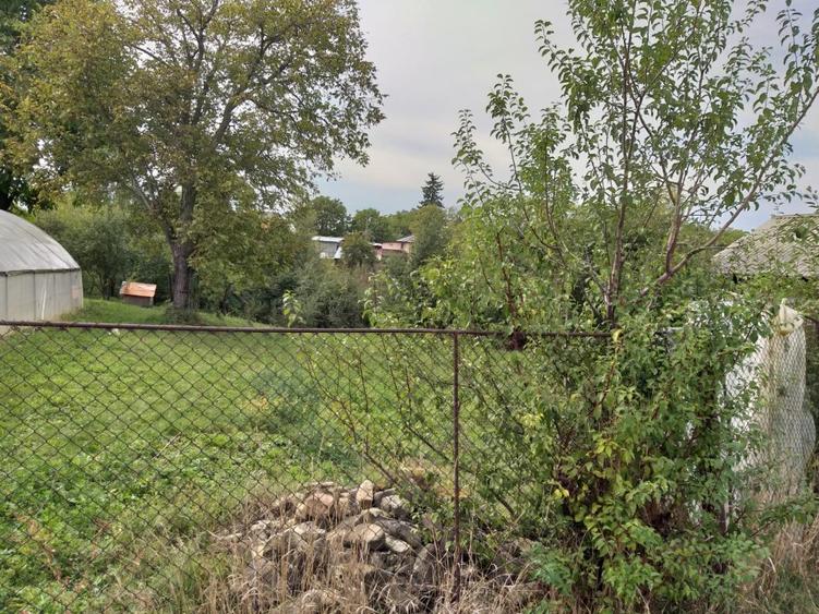 Teren de vanzare - Baicoi(Central) (intre case,gaze,curent,canalizare)
