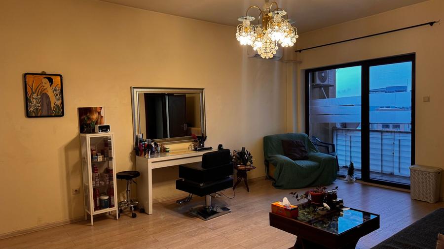 Apartament mare, luminos, 50 metri de metrou.