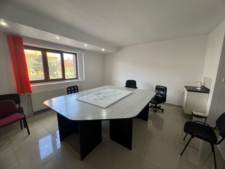Birouri,sediul firme de închiriat  Etaj 1 în Aradul nou.