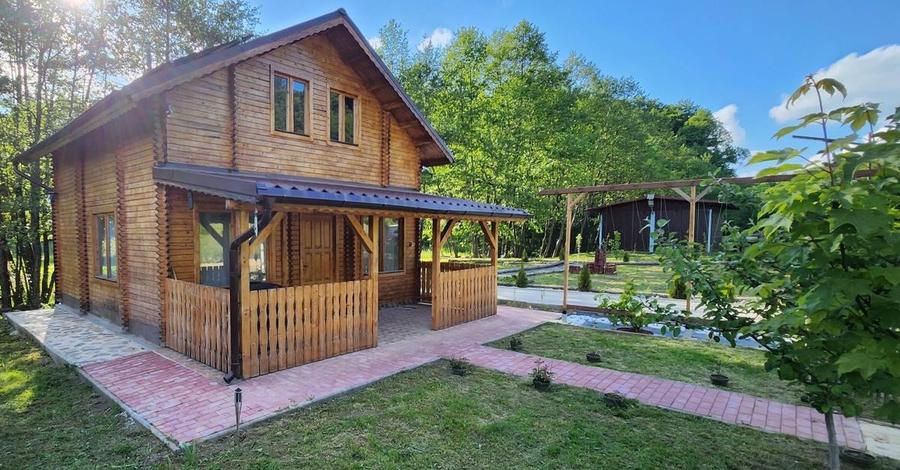 4 case de vacanță 2600 mp curte/complex turistic