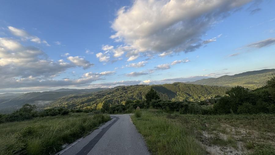 Priveliste superba teren ideal vile sau camping utilitati la strada