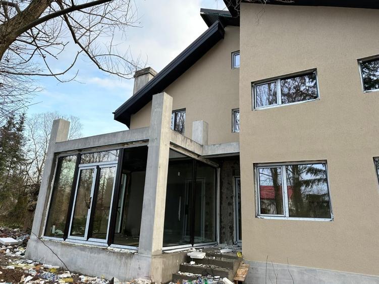 Vila Ghermanesti cu piscina, casa secundara, zona de petreceri si deschidere lac