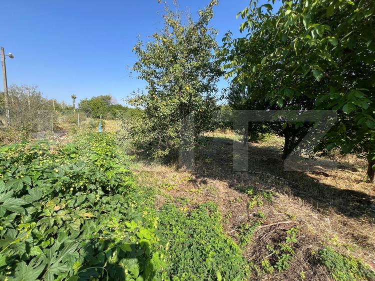 Teren intravilan de vânzare, 2.000 mp, deschidere 30 m