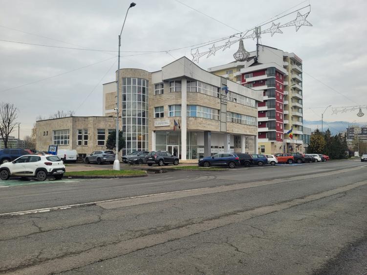 Inchiriez spatiu birouri, clinica, sau alte activitati cu publicul