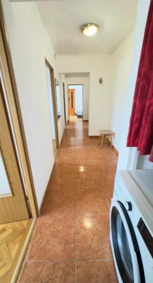 Apartament 3 camere etaj intermediar ,zona Judetean