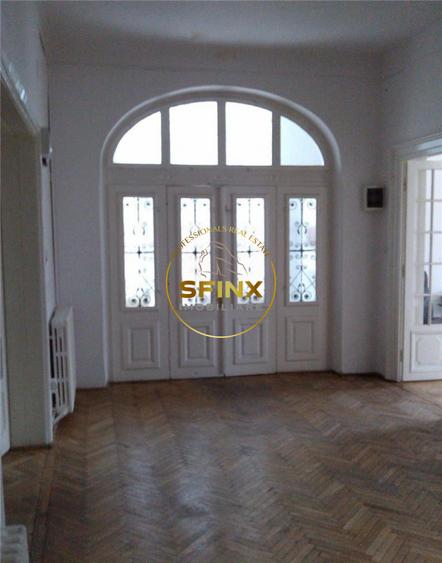 Parc Cismigiu, de vanzare vila interbelica cu 2 apartamente, curte, parcare