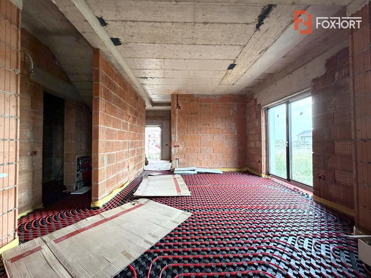 Duplex despartit prin camera tehnica, la cheie, 5 camere, in Sanandrei