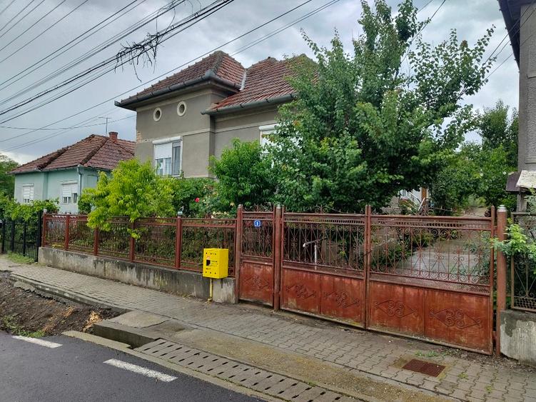 Casă individuală 180 mp + 800 mp teren/livadă – Sărmașu, jud. Mureș