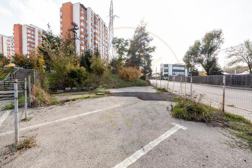 Teren stradal pe colț - Ideal afacere - front stradal mare