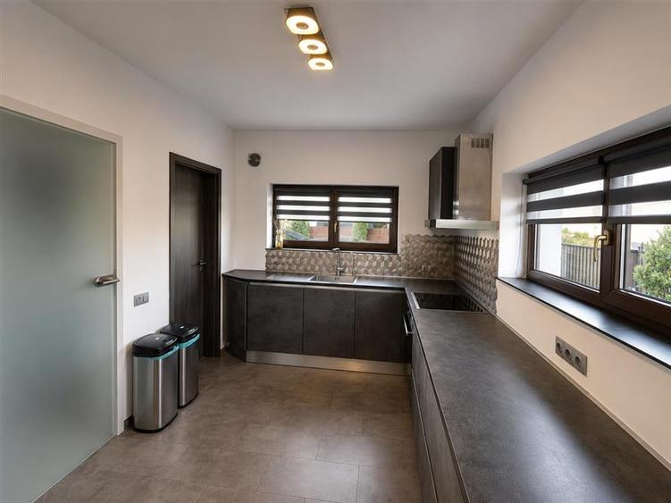 Casa moderna 4 camere 2 bai curte si parcare zona Triajului