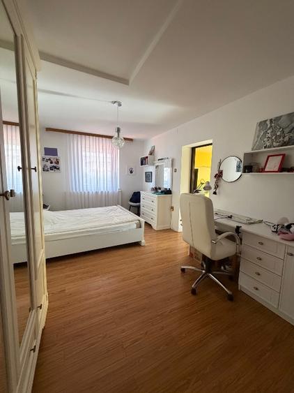 Casă de vânzare centrală curte comuna