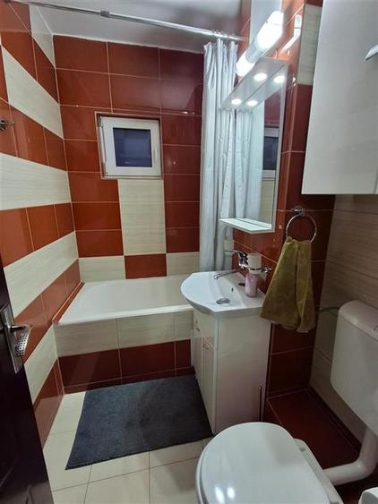 Apartament 3 camere decomandat balcon pivnita zona Vasile Aaron