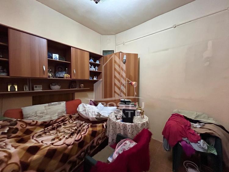 Casa la curte comuna cu doar 5 locatari, in Piata Maria.