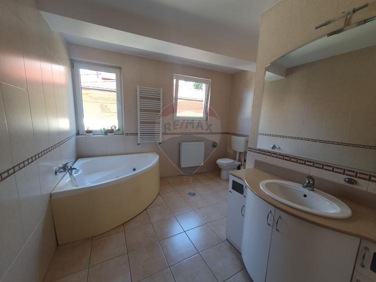 Apartament spatios - 130mp, 3 camere - de închiriat
