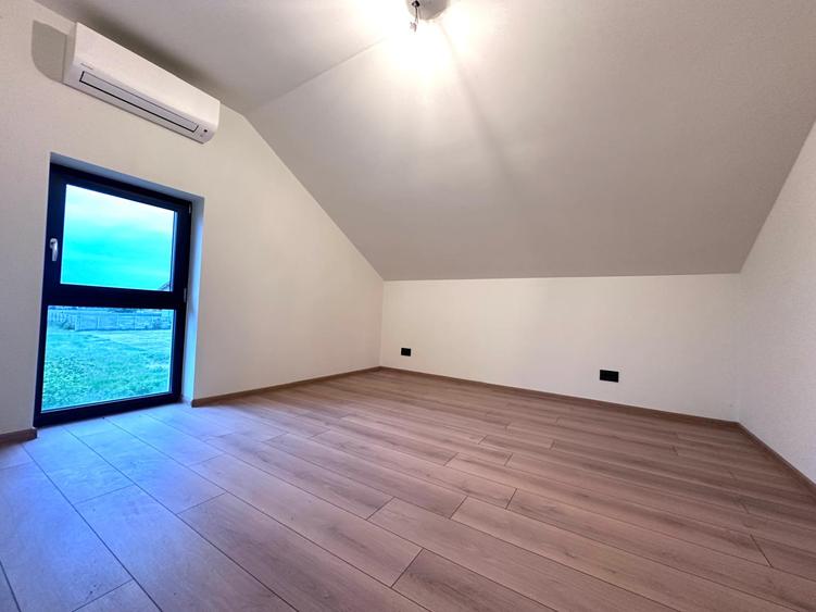 Duplex despartit prin camera tehnica- 5 dormitoare si 3 bai - Mosnita Noua