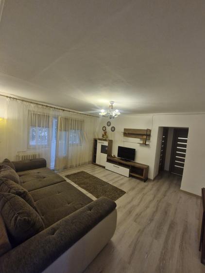 Apartament 3 camere, semidecomandat,  etaj 1. Zona Decebal