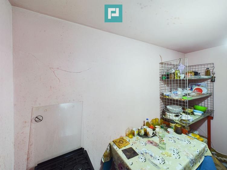 Casă cu 2 camere și 456 mp teren în Ghioroc