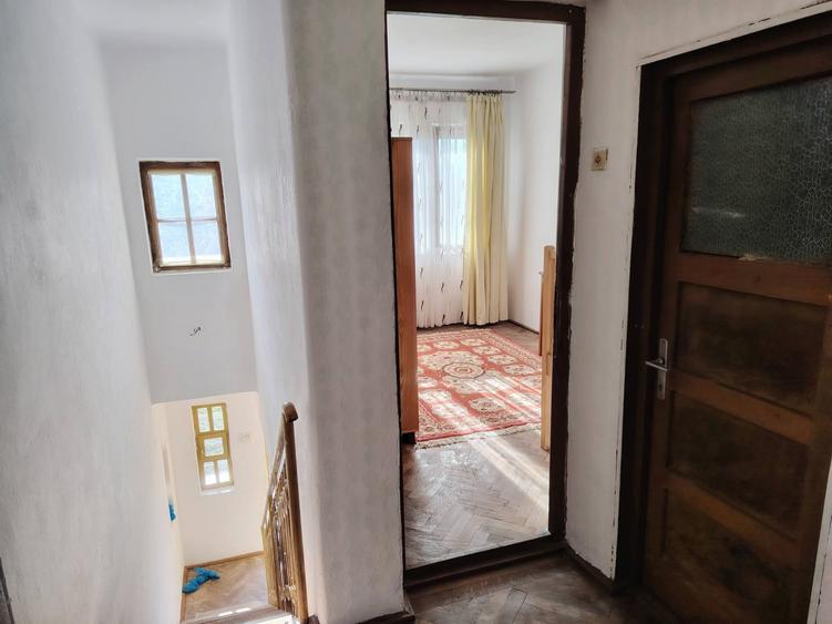 Casa individuala, Teren 1500 mp, 5 camere, 3 dormitoare, pivnita.