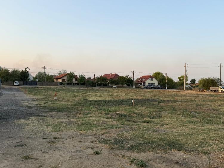 PROPRIETAR VÂND PARCELE TEREN INTRAVILAN SĂCĂLAZ CENTRU  DE LA 500 MP
