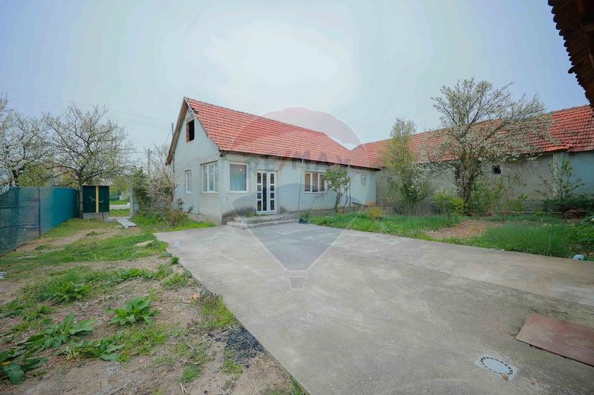De vânzare teren 2.440 mp cu casă, asfalt și utilități – Alparea