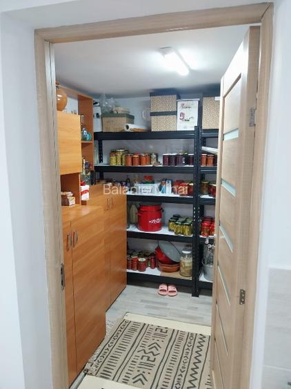 Casă de vânzare + terenul aferent  - 9