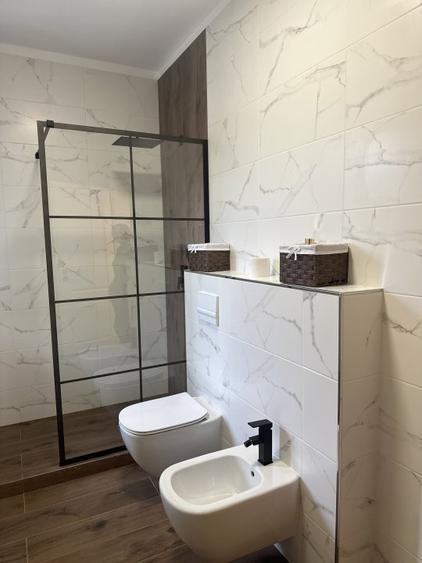 Margine de triplex : 5 camere, 3 bai,2 dressinguri,bucatarie, balcon,terasa.