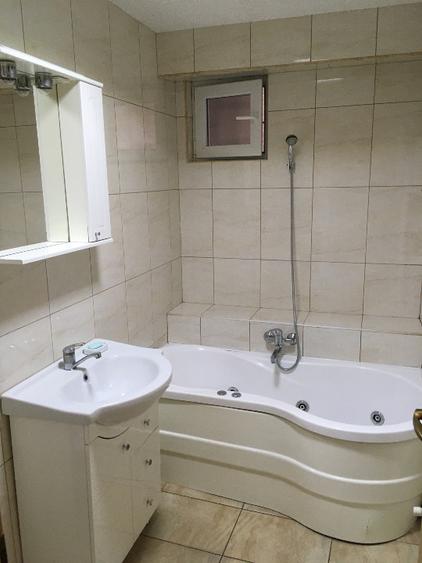 Inchiriez (ofer) apartament 3 camere decomandat , zona centrala , cu parcare