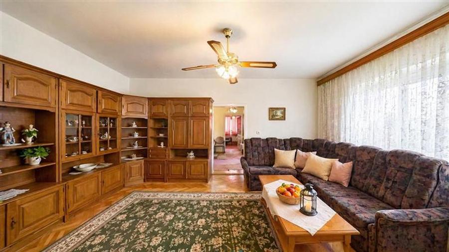 Casa cu spatiu comercial, 1.000mp teren anexe, areal Central, Reghin