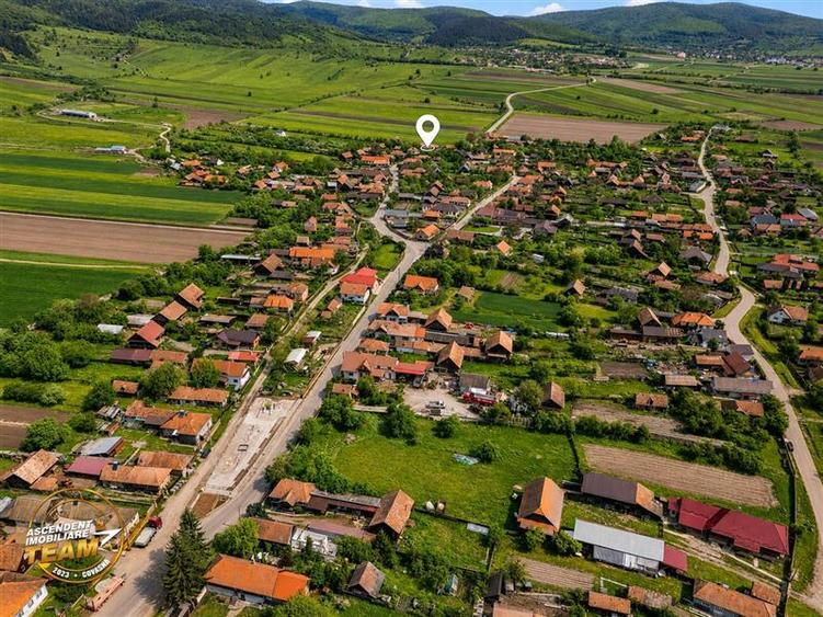 1.200mp teren si casa cu gradina inflorata, aproape de Targu Secuiesc: Belani