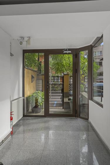 3 Splendid in Primaverii etaj 2 din 3, in bloc butic, parcare