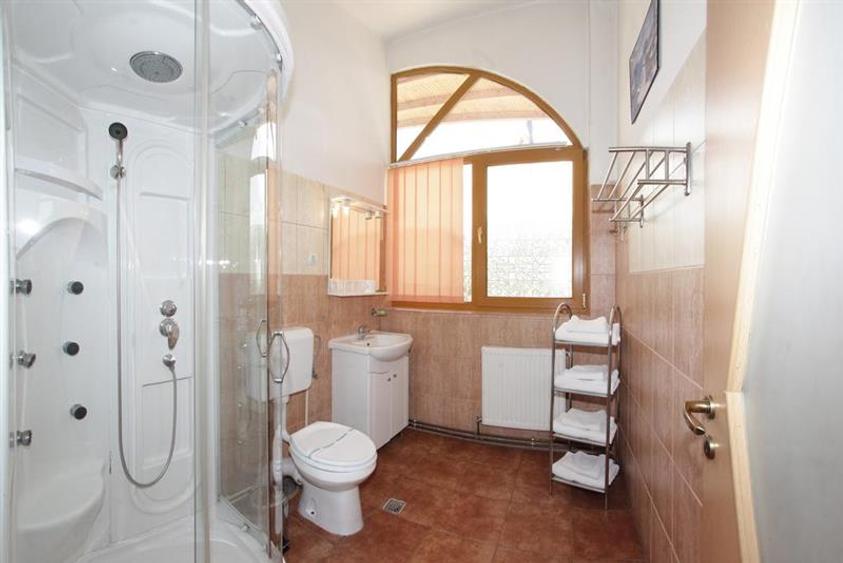 Pensiune cu restaurant, profit asigurat din chirii, terasa spre munte, Brasov