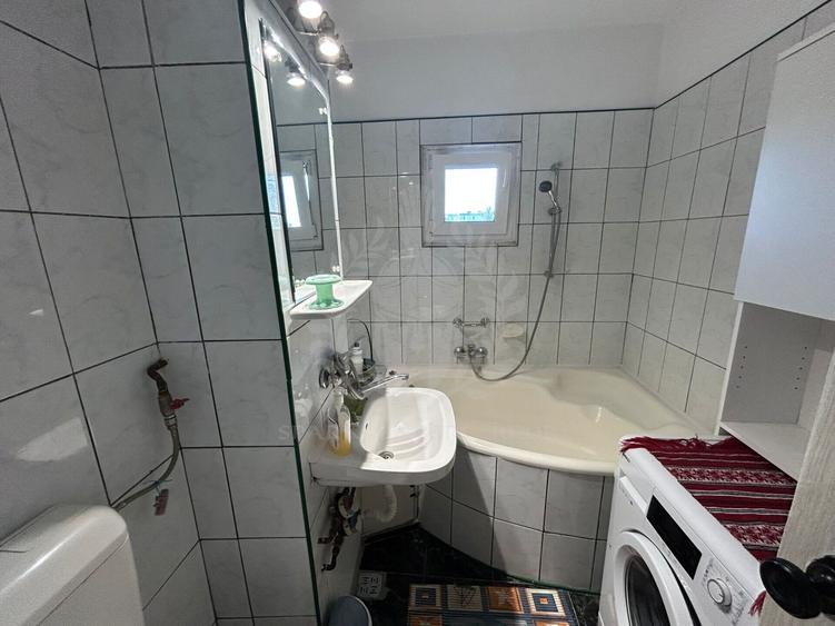 APARTAMENT 4 CAMERE //DECOMANDAT//MALU ROSU