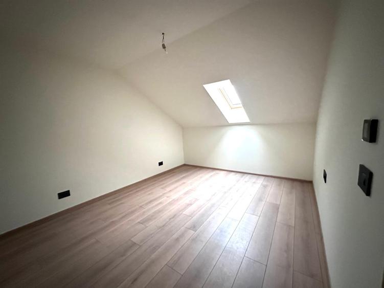 Duplex despartit prin camera tehnica- 5 dormitoare si 3 bai - Mosnita Noua