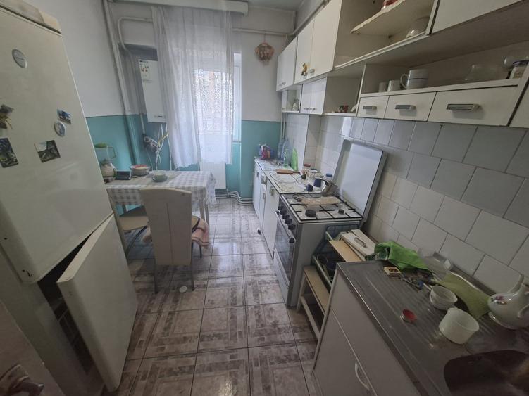 Apartament cu 3 camere, decomandat, etajul 1/8, zona Garii