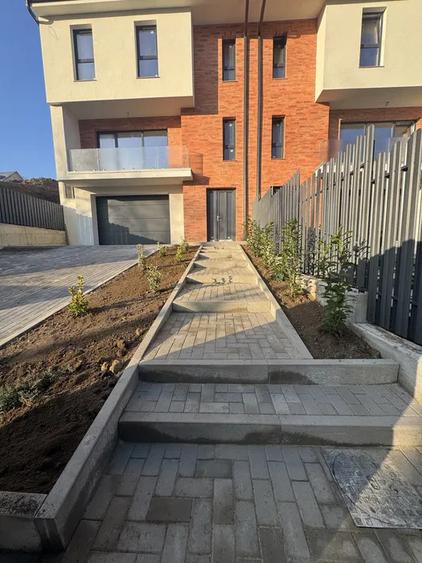 Duplex de vanzare, D+P+E, garaj 190mp utili, Tauti