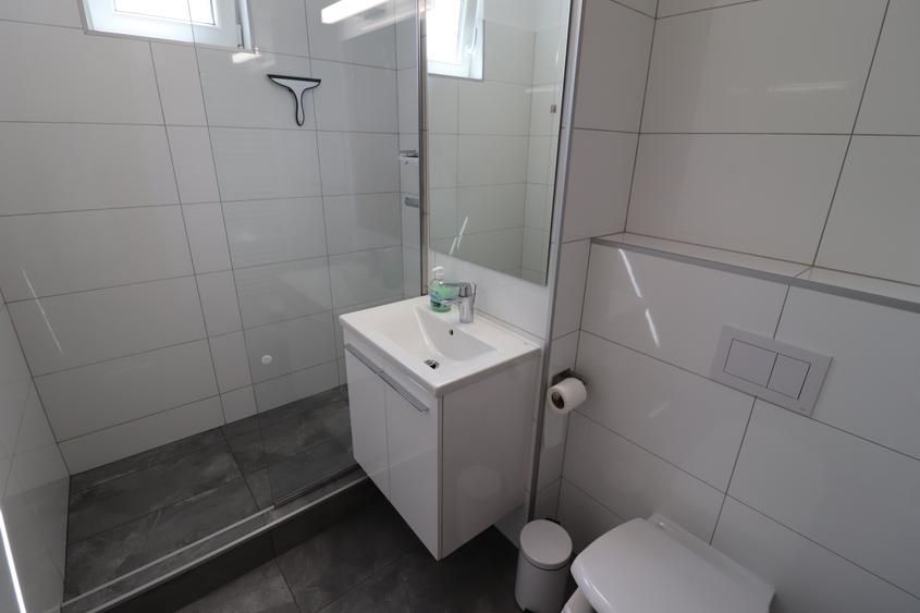 Apartament cu 3 camere si loc de parcare propriu.