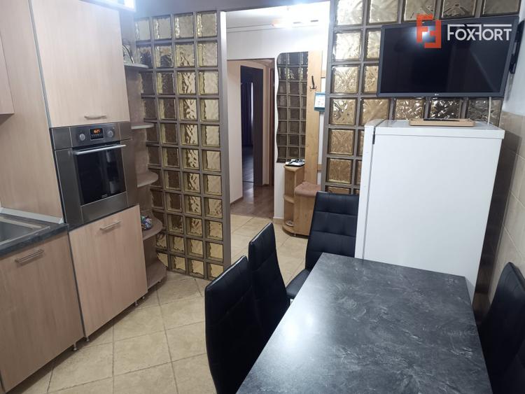 Apartament de vanzare cu 4 camere la etajul 1 in zona Lipovei