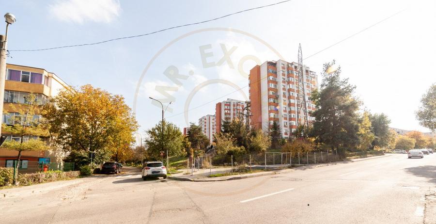 Teren stradal pe colț - Ideal afacere - front stradal mare