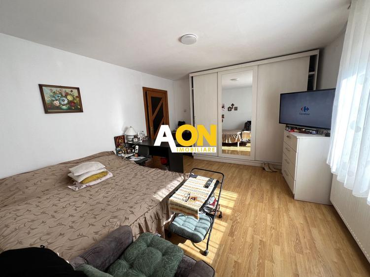 Casa de vanzare pretabila 2 familii, garaj, livada, comuna Pianu