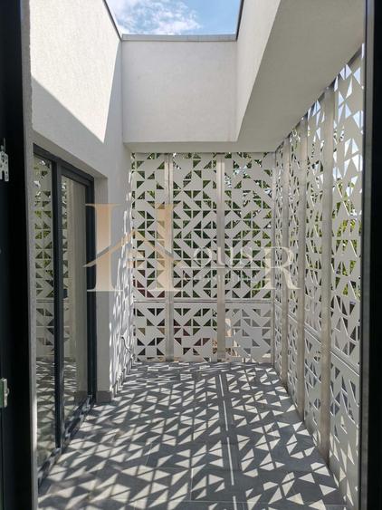Casa Individuala in Oras.Proiect Modern.Car Port