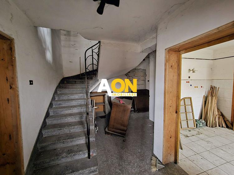 Casa cu 7 camere, 700 mp teren, deschidere la 2 strazi, zona Centru