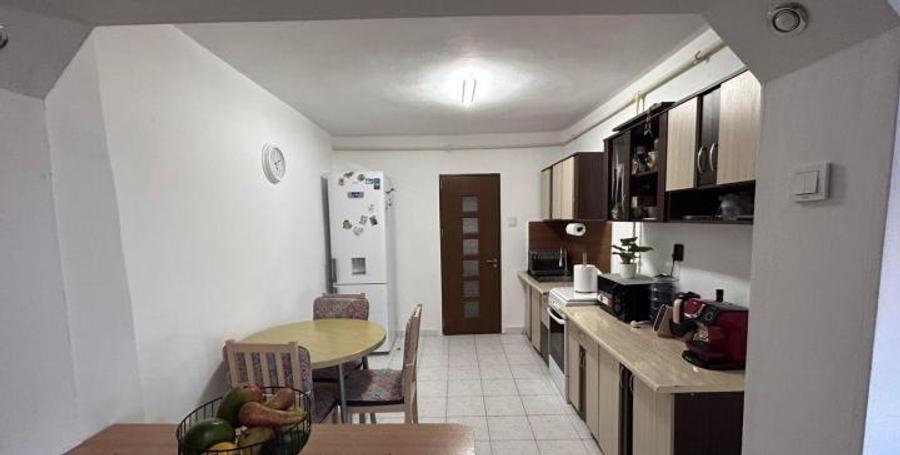 Apartament cu 4 camere, decomandat, zona DACIA