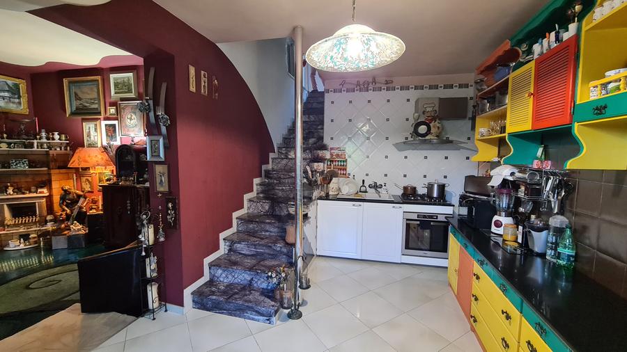 CASA SUPERBA DE LUX- SINGUR CURTE - TEREN 934 MP