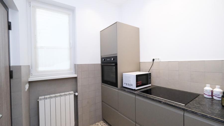 Vanzare apartament 5 camere renovat,mobilat etaj 2 in imobil zona Piata Unirii