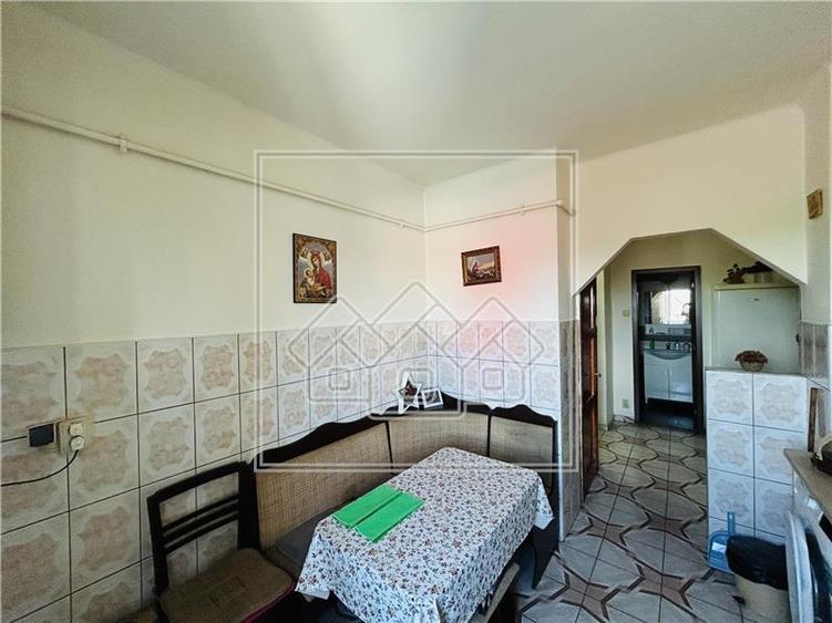 Ap decomandat, cu 2 camere si balcon, etaj 1 - Sura Mica