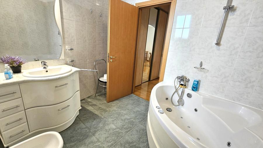 Inchiriere apartament 3 camere, 150mp, bloc nou, parcare, langa piata Cotroceni
