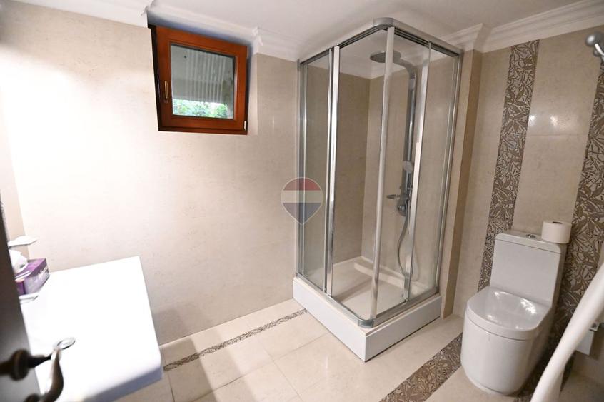 Casă / Vilă cu 10 camere de vânzare în zona Bariera Valcii