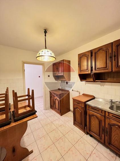 Apartament cu 3 camere de închiriat în zona Bancilor